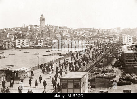 Fußgänger auf der Galata-brücke, Konstantinopel (Istanbul) Türkei. c 1890 Stockfoto