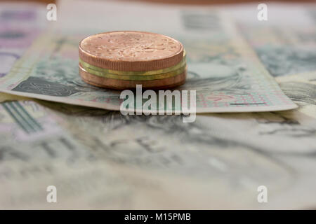 Tschechische Münzen auf den verschiedenen tschechischen Banknoten Geld wie Hintergrund. Stockfoto