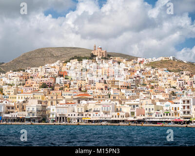 SYROS, Griechenland - 10 April, 2016: Blick von Syros Stadt mit schönen Gebäuden und Häusern an einem sonnigen Tag Stockfoto