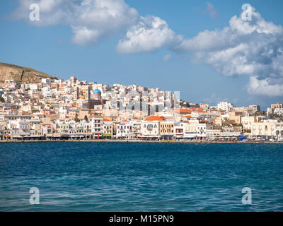 SYROS, Griechenland - 10 April, 2016: Blick von Syros Stadt mit schönen Gebäuden und Häusern an einem sonnigen Tag Stockfoto