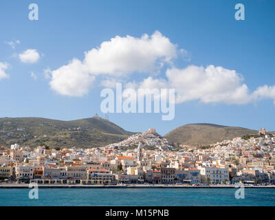 SYROS, Griechenland - 10 April, 2016: Blick von Syros Stadt mit schönen Gebäuden und Häusern an einem sonnigen Tag Stockfoto