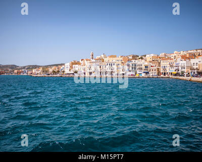 SYROS, Griechenland - 10 April, 2016: Blick von Syros Stadt mit schönen Gebäuden und Häusern an einem sonnigen Tag Stockfoto