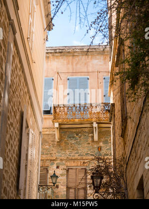 Traditionelle Straße mit schönen Häusern auf der Insel Syros, Griechenland Stockfoto