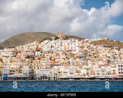 SYROS, Griechenland - 10 April, 2016: Blick von Syros Stadt mit schönen Gebäuden und Häusern an einem sonnigen Tag Stockfoto