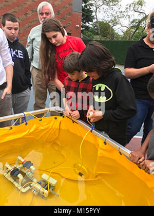 Die Schüler arbeiten mit SeaPerch unbemannte undersea Fahrzeuge und die Rogers High School SeaPerch Team während einer Familie Wissenschaft Nacht im Claiborne Pell Volksschule in Newport im Juni 2017 statt. SeaPerch ist einer der wichtigsten Educational Outreach Programme, für die die Naval Undersea Warfare Center Division Newport mit persönlicher Exzellenz Partnerschaft Flagship Award ausgezeichnet wurde. Stockfoto