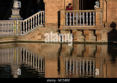 Touristen an der Plaza de España in der Maria Luisa Park (Parque de Maria Luisa, Sevilla Stockfoto