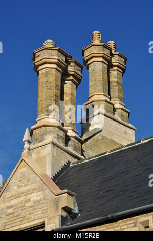 Attraktive Schornsteine am Gebäude im Stadtzentrum von Cathedral Square, Peterborough, Cambridgeshire, England, Großbritannien Stockfoto