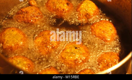 Falafel kochen im Öl, Kochen falafel Frische Stockfoto