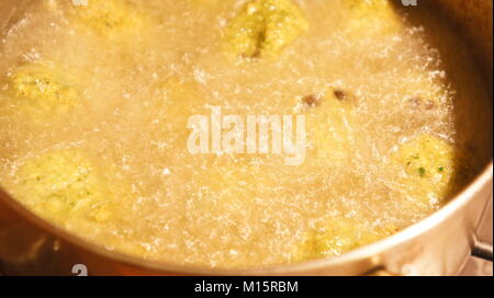 Falafel kochen im Öl, Kochen falafel Frische Stockfoto