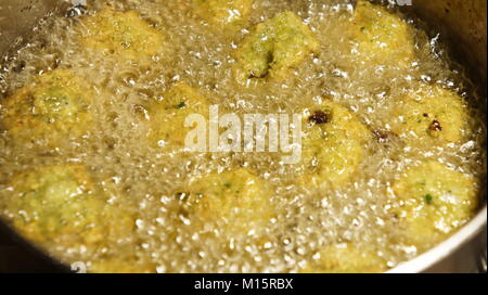 Falafel kochen im Öl, Kochen falafel Frische Stockfoto