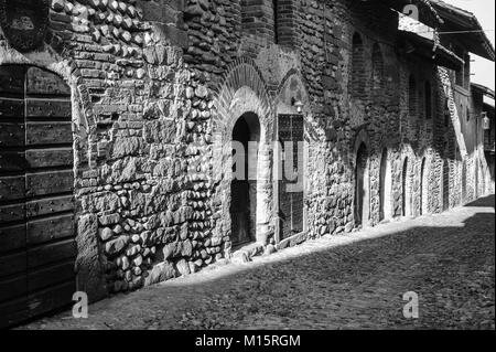 Tür Detail in Ricetto di Candelo, Biella, Italien Stockfoto