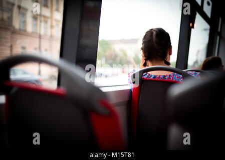 Mädchen in einem Bus in Prag, Tschechische Republik Stadt sitzen Stockfoto