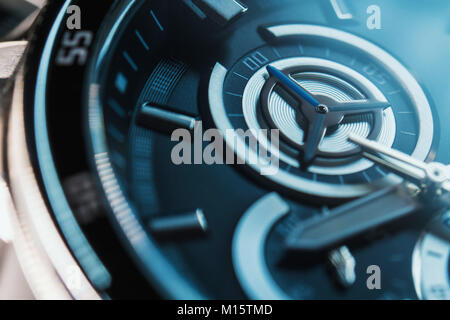 Mechanismus, Uhrwerk einer Uhr mit Juwelen, close-up. Vintage luxus Hintergrund. Zeit, Arbeit Konzept. Makro. Zweite Hand Stockfoto