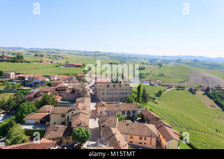 Barbaresco Stadt Luftbild. Weinberge von Langhe Region, Italien Landwirtschaft. UNESCO-Weltkulturerbe Stockfoto