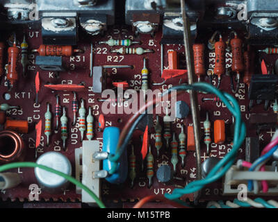 Die weiche verwischt der alten Auto Stereo Endstufe, Stromkreis elektronische Tafel, Transformatoren Verstärker, elektronische Geräte. Microcircuit von einem Modem mit dem Internet zu verbinden. Stockfoto