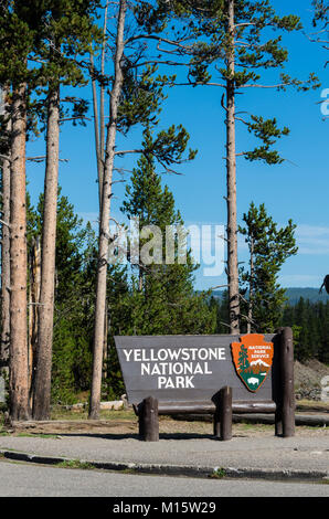 Hölzerne Ortseingangsschild von der National Park Service am Südeingang des Yellowstone Nationalparks errichtet.  Wyoming Stockfoto