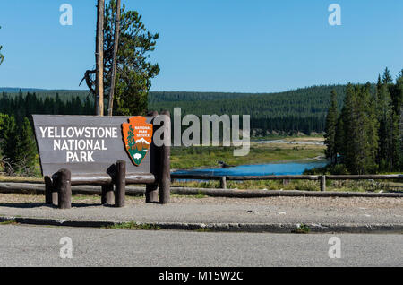 Hölzerne Ortseingangsschild von der National Park Service am Südeingang des Yellowstone Nationalparks errichtet.  Wyoming Stockfoto