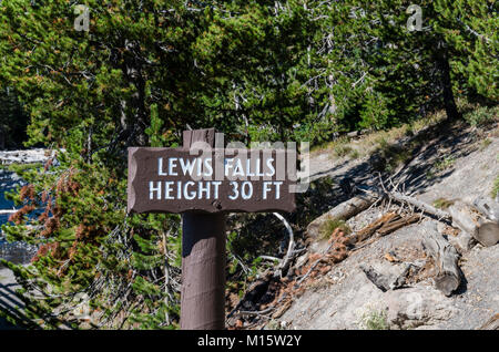 Zeichen für Lewis fällt auf den Lewis River im Yellowstone National Park Stockfoto