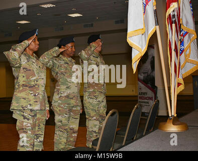 (V.l.n.r.) Befehl Sgt. Maj. Priscilla Davis, Maj Felisia Hibblerand Command Sgt. Maj. Jesse Castellano, alle mit 5 medizinischen Recruiting Battalion, Salute dem Spielen der Nationalhymne bei einem Wechsel der Verantwortung Zeremonie Jan. 19 im El Tropicano Riverwalk Hotel in der Innenstadt von San Antonio. Davis wird das Bataillon älterer Soldat Führer, während Castellano eingestellt ist der ältere, Soldat der U.S. Army Medical Recruiting Brigade in Fort Knox, Ky. Stockfoto