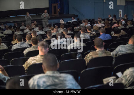 Maj. Jason Giron, 23d Comptroller Squadron Commander, rechts, beantwortet Fragen neben Oberst Jennifer Kurz, 23d Wing Commander, Jan. 22, 2018, bei Moody Air Force Base, Ga. Dieser während einer Stadt - Halle Konferenz im Stil der Regierung abgeschaltet wurde. (U.S. Air Force Stockfoto