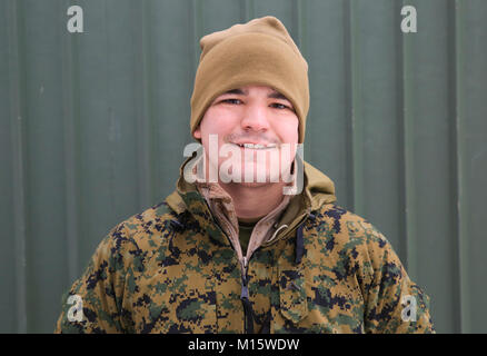 Lance Cpl. Logan Doyle, ein rifleman mit Bravo Company, 1.Bataillon, 24 Marines, 4 Marine Division, ein Absolvent der Columbus East High School und ein Crawfordsville, Indiana Eingeborener, die in der übung Nordic Frost in Jericho, Vermont, Jan. 13-27, 2018 teilgenommen. Doyle ist eine Reserve Marine sowie ein Student an der Purdue University und arbeitet bei Maxwell Farm Entwässerung Inc. und in seismische Welle Vermessung. Finden Marines mit 24 Marines durchgeführt bei kaltem Wetter Ausbildung unter den bergigen Vermont Gelände am Lager Ethan Allen Training Website. Das Ziel der Nordischen Frost war Environm des Geräts zu verbessern. Stockfoto