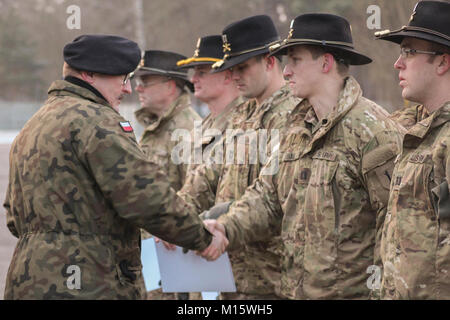 Oberst Diplomat Dariusz Parylak, Commander, 10 gepanzerte Kavallerie Brigade schüttelt Hände mit US-Soldaten der 5. Staffel, 4. Regiment, 2. gepanzerte Brigade Combat Team, 1.Infanterie Division, während einer abschiedszeremonie von 10. ACB in Swietoszow, Polen, 31.01.22, gehalten Abschied von der Squadron zu bieten, da sie ihre Operationen Übergang zu Grafenwöhr, Deutschland für geplante Ausbildung. (Polnisches Land Kräfte Stockfoto