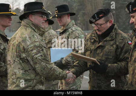Oberstleutnant James Maxwell, Commander, 5 Staffel, 4. Regiment, 2. gepanzerte Brigade Combat Team, 1.Infanterie Division, stellt ein Zertifikat zu oberst Diplomat Dariusz Parylak, Commander, 10 gepanzerte Kavallerie Brigade während einer Abschiedszeremonie gehostet von 10. ACB in Swietoszow, Polen, 31.01.22, gehalten Abschied von der Squadron zu bieten, da sie ihre Operationen Übergang zu Grafenwöhr, Deutschland für geplante Ausbildung. (Polnisches Land Kräfte Stockfoto