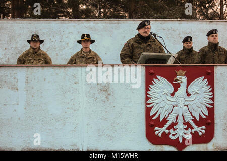 Oberst Diplomat Dariusz Parylak, Commander, 10 gepanzerte Kavallerie Brigade, eine Rede, die US-Soldaten aus der 5. Staffel, 4. Regiment, 2. gepanzerte Brigade Combat Team, 1.Infanterie Division, Erfolg im weiteren Service, während einer Abschiedszeremonie gehostet von 10. ACB in Swietoszow, Polen, 31.01.22, gehalten Abschied von der Squadron zu bieten, da sie ihre Operationen Übergang zu Grafenwöhr, Deutschland für geplante Ausbildung. (Polnisches Land Kräfte Stockfoto