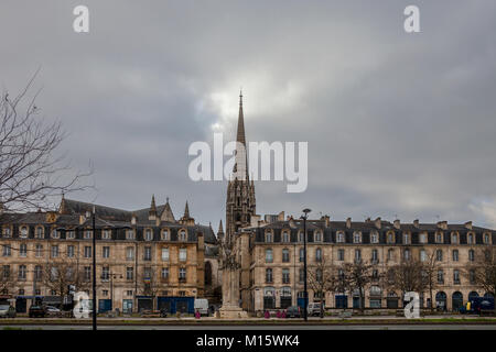 BORDEAUX, Frankreich - 24. Dezember 2017: St Michel Basilika (Basilique Saint Michel) mit seinem Wahrzeichen Turm in der Innenstadt von Bordeaux. Dieses gotische Ch Stockfoto