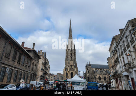 BORDEAUX, Frankreich - 24. Dezember 2017: St Michel Basilika (Basilique Saint Michel) mit seinem Wahrzeichen Turm in der Innenstadt von Bordeaux. Dieses gotische Ch Stockfoto