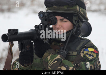 Ein rumänischer Soldat in die rumänische Armee Boden Base Air Defence Loslösung, schwarzen Fledermäusen zugeordnet, Brände eine Rakete Granate in einem Bereich in der Nähe der Bemowo Piskie, Polen, Jan. 24, 2018 angetrieben. Die einzigartige, multinationalen Battle Group, bestehend aus USA, Großbritannien, Kroatischen und Rumänische Soldaten dienen, die mit der polnischen 15 mechanisierte Brigade als Abschreckung Kraft im Nordosten Polens in der Unterstützung der NATO-Präsenz verstärkt nach vorne. (U.S. Armee Stockfoto