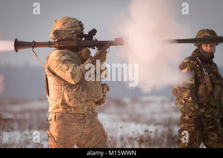 Sgt. Stephen Lennon, ein Grove City, Ohio, Eingeborener, die an die Zentrale und Hauptverwaltung Truppe, 3 Staffel, 2 Cavalry Regiment zugeordnet ist, Brände eine Rakete Granate in einem Bereich in der Nähe der Bemowo Piskie, Polen, Jan. 24, 2018 angetrieben. Die einzigartige, multinationalen Battle Group, bestehend aus USA, Großbritannien, Kroatischen und Rumänische Soldaten dienen, die mit der polnischen 15 mechanisierte Brigade als Abschreckung Kraft im Nordosten Polens in der Unterstützung der NATO-Präsenz verstärkt nach vorne. (U.S. Armee Stockfoto