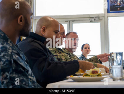 JACKSONVILLE, Fla. (Jan. 24, 2018) Master Chief Petty Officer der Marine (MCPON) Steven S. Giordano spricht mit Segler im Club des Chief Petty Officer an Bord der Naval Station Mayport. Giordano met mit Segler des Jahres selectees, eine Diskussion über die Bereitschaft und die Entwicklung der US-Marine zu haben. (U.S. Marine Stockfoto