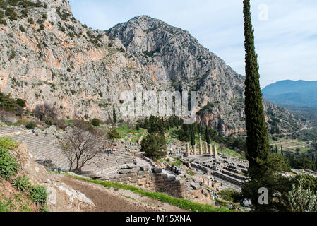 Apollo Tempel in Delphi und antike Theater, eine archäologische Stätte in Griechenland, am Mount Parnassus. Delphi ist berühmt durch die Oracle im Heiligtum Stockfoto