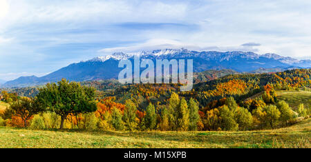 Pestera Dorf, Brasov, Rumänien: Herbst Landschaft der Bucegi-gebirge im Herbst collors Stockfoto