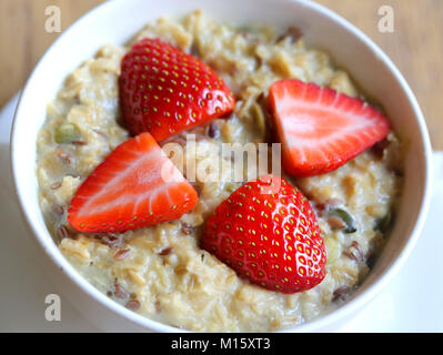 Lecker Brei mit Erdbeeren Stockfoto