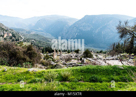 Blick von oben auf die Apollo Tempel in Delphi, eine archäologische Stätte in Griechenland, am Mount Parnassus. Delphi ist berühmt durch die Oracle im Heiligtum dedicat Stockfoto