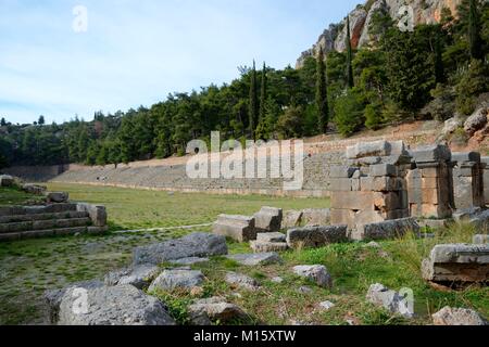 Das Stadion von Delphi liegt auf dem höchsten Punkt der archäologischen Stätte von Delphi. Delphi war eine wichtige antike griechische religiöse Heiligtum der Heiligen Stockfoto