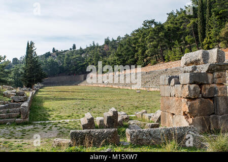 Das Stadion von Delphi liegt auf dem höchsten Punkt der archäologischen Stätte von Delphi. Delphi war eine wichtige antike griechische religiöse Heiligtum der Heiligen Stockfoto