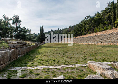 Das Stadion von Delphi liegt auf dem höchsten Punkt der archäologischen Stätte von Delphi. Delphi war eine wichtige antike griechische religiöse Heiligtum der Heiligen Stockfoto