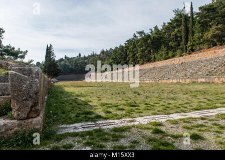 Das Stadion von Delphi liegt auf dem höchsten Punkt der archäologischen Stätte von Delphi. Delphi war eine wichtige antike griechische religiöse Heiligtum der Heiligen Stockfoto