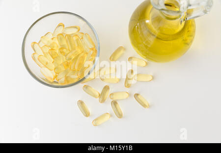 Omega 3 Fischöl Kapseln und Flasche auf weißem Hintergrund Stockfoto