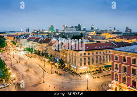 Die alte Straße namens Krakowskie Przedmiescie und moderne Bürogebäude in der Innenstadt, Dämmerung, Warschau, Polen Stockfoto