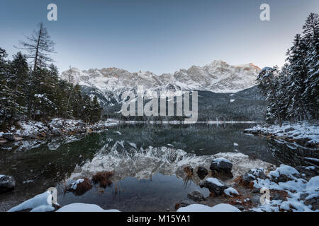 Eibsee See im Winter mit Verschneiten Zugspitze bei Sonnenuntergang, Reflexion, Wettersteingebirge, Oberbayern, Bayern, Deutschland Stockfoto