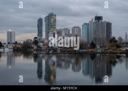 Skyline der hohe Gebäude im 22. Bezirk von Wien, Österreich wie aus alten Donau gesehen Stockfoto