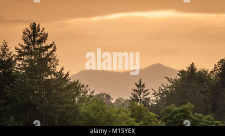 Sonnenuntergang an einem bewölkten Tag im Sommer in den österreichischen Alpen in der Nähe von Bad Ischl Stockfoto