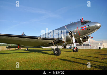 Norwegische Douglas C-53D Skytrooper LN-WND von Dakota Norway in der Freddie März Geist der Luftfahrt Goodwood Revival 2016 Stockfoto