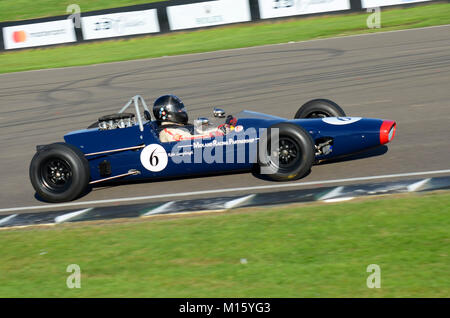 Fruchtsirupe Lamplow Racing seine 1965 Lola-Cosworth T60 in der Glover Trophäe am Goodwood Revival Stockfoto
