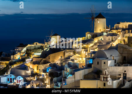 Anzeigen von Windmühlen und Häuser von Oia, Oia, Santorini, Griechenland Stockfoto