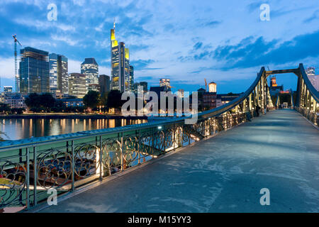 Eisener Steg, mit Skyline in der Dämmerung, Frankfurt am Main, Hessen, Deutschland Stockfoto